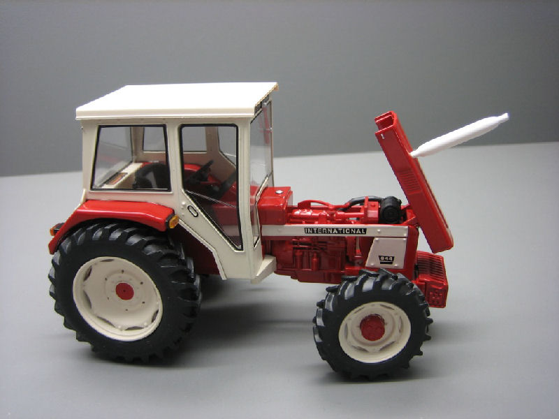 Trattore IH 844 1:32 DS Modellismo Trattore Ih 844 scala 1:32