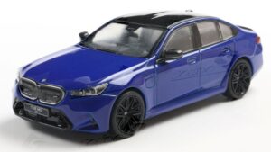 BMW G90 M5 Sedan 2024 Marina Bay scala 1:43