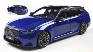 BMW M5 Touring 2025 Marina Bay scala 1:18