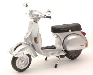 Vespa P 200 E 1978 Silver scala 1:12 New Ray