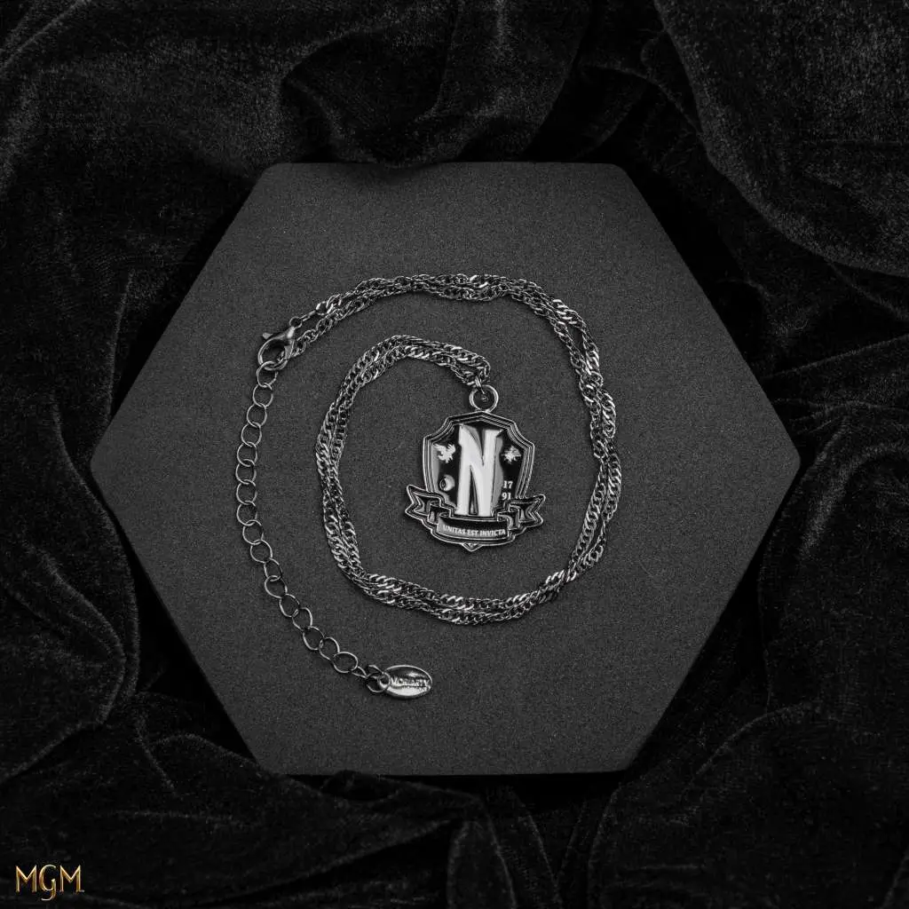 Collana Wednesday Nevermore Academy Locket DS Modellismo Collana Wednesday Nevermore Academy Locket