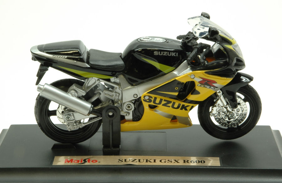 Suzuki GSX R 600 2001 1:18 DS Modellismo Suzuki Gsx R 600 2001 scala 1:18 Maisto