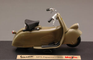Vespa MP5 Paperino 1945 Beige scala 1:18