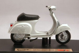 Vespa 50 1969 White scala 1:18 Maisto