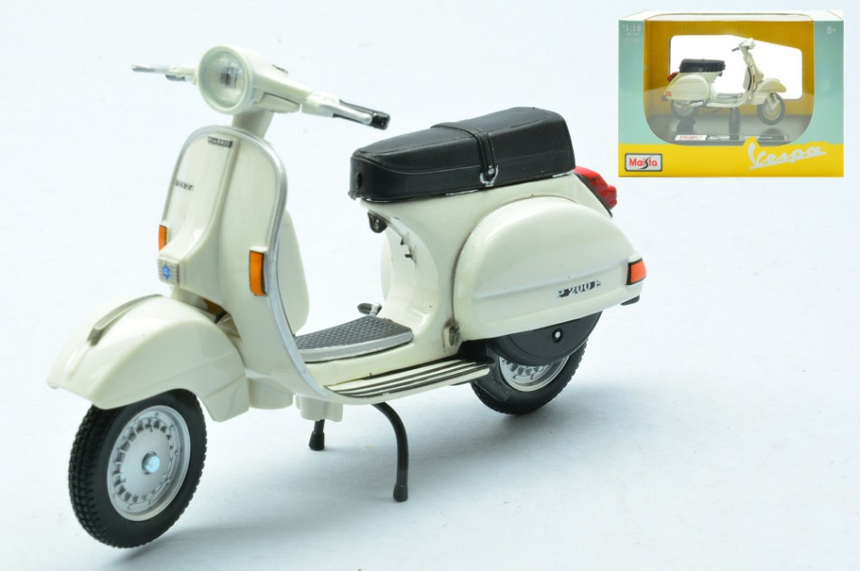 Vespa 200 E 1978 Cream 1:18 DS Modellismo Vespa 200 E 1978 Cream scala 1:18 Maisto