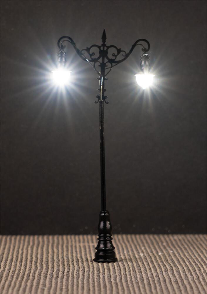 Lampione da parco a LED a sfera sospese - Bianco freddo Scala H0 DS Modellismo Lampione da parco a LED a sfera scala H0