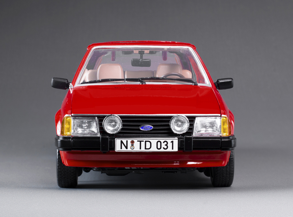 1983 Ford Escort Mark III Ghia - (LHD) DS Modellismo 1983 Ford Escort Mark III Ghia scala 1:18