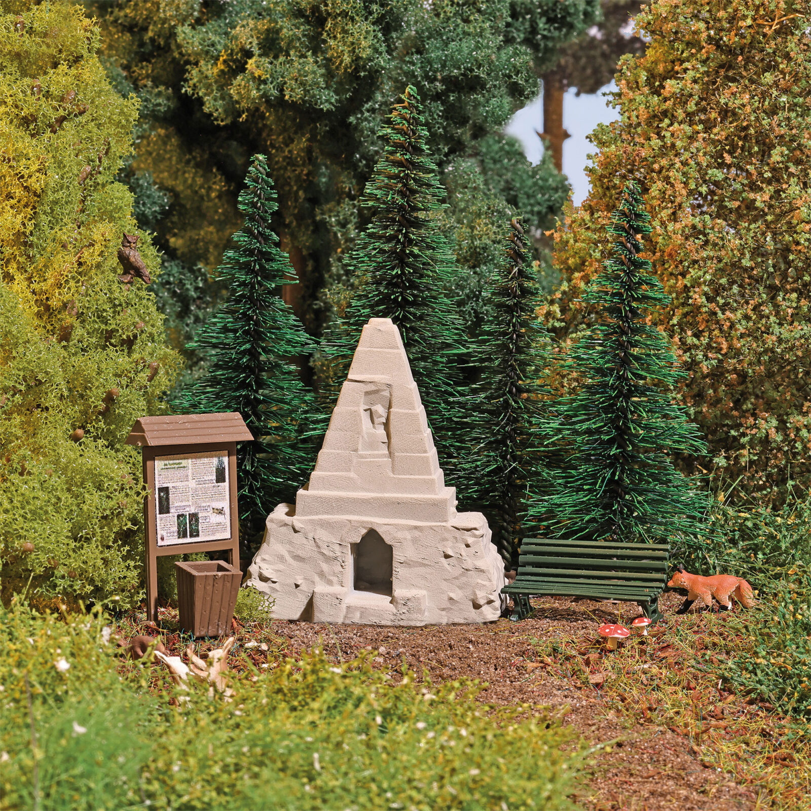 Obelisco nel Bosco Scala H0 DS Modellismo Obelisco nel Bosco scala H0 Busch