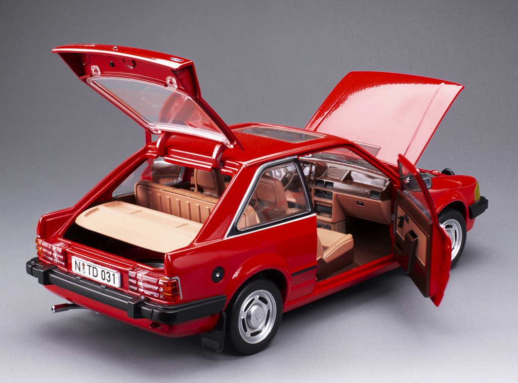 1983 Ford Escort Mark III Ghia - (LHD) DS Modellismo 1983 Ford Escort Mark III Ghia scala 1:18