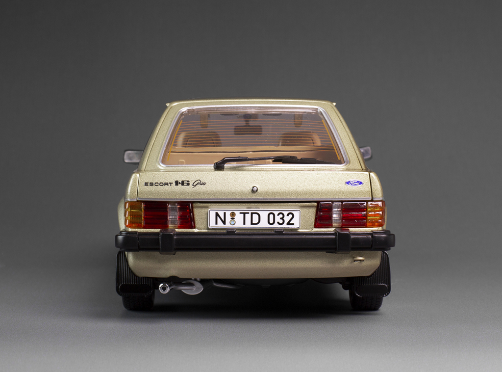 1983 Ford Escort Mark III Ghia - (LHD) DS Modellismo 1983 Ford Escort Mark III Ghia scala 1:18