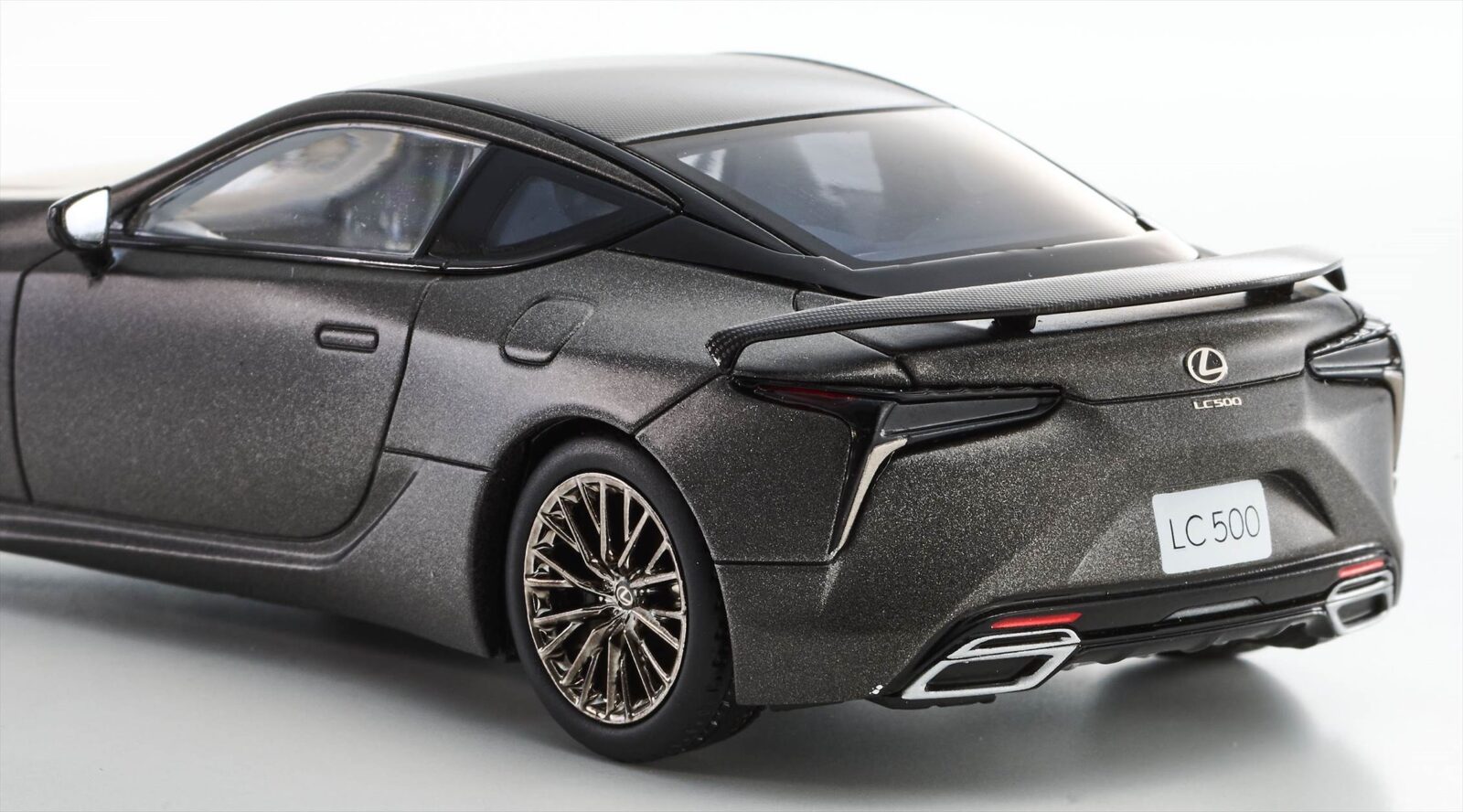 LEXUS LC500 "PINNACLE" DS Modellismo LEXUS LC500 "PINNACLE" scala 1:43 Kyosho - vista 6