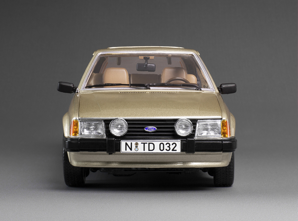 1983 Ford Escort Mark III Ghia - (LHD) DS Modellismo 1983 Ford Escort Mark III Ghia scala 1:18