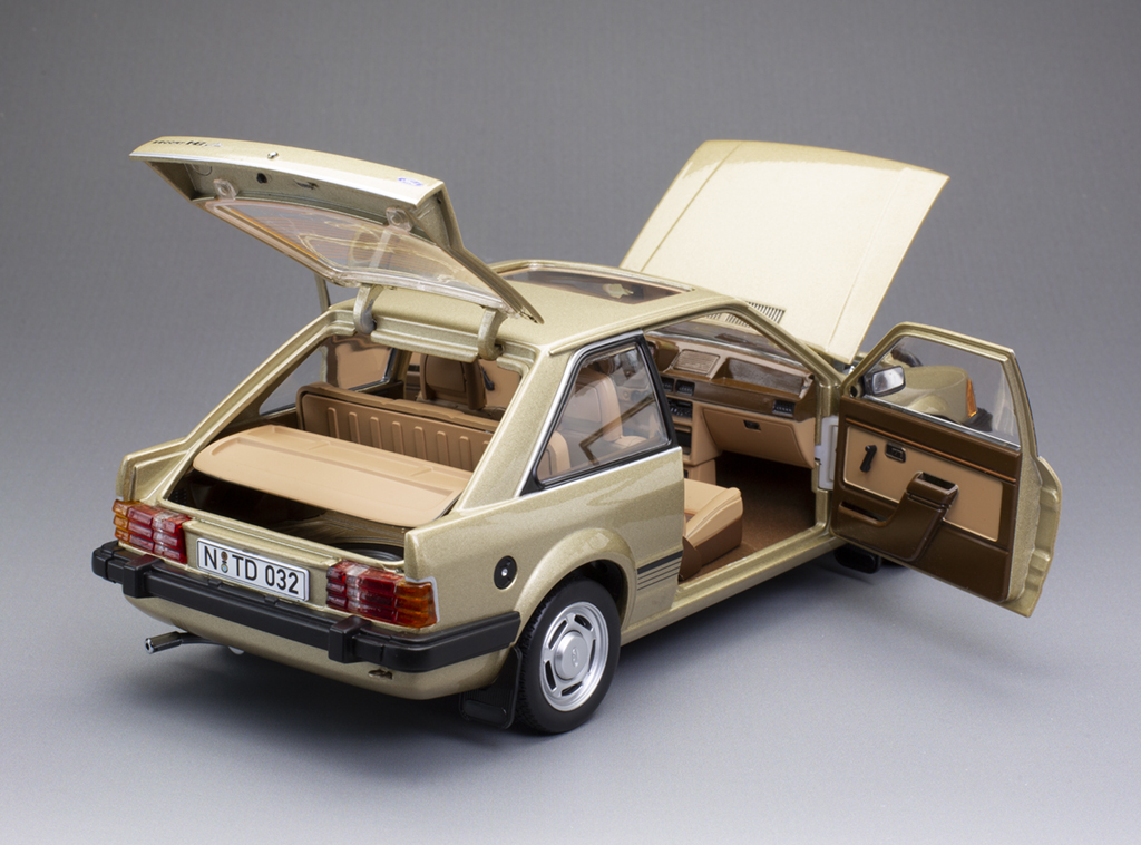 1983 Ford Escort Mark III Ghia - (LHD) DS Modellismo 1983 Ford Escort Mark III Ghia scala 1:18