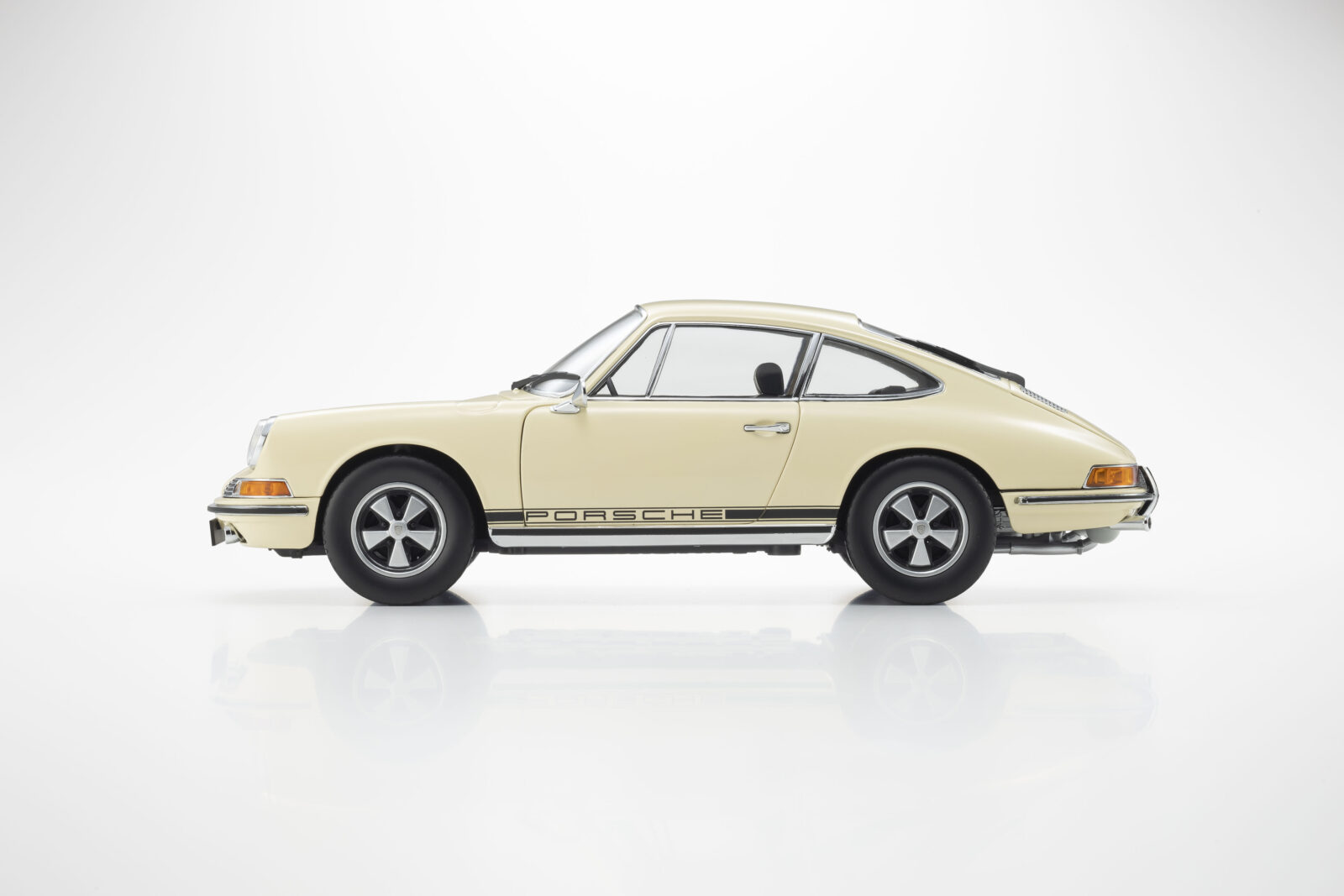 Porsche 911S DS Modellismo Porsche 911S scala 1:18 Kyosho - vista 3