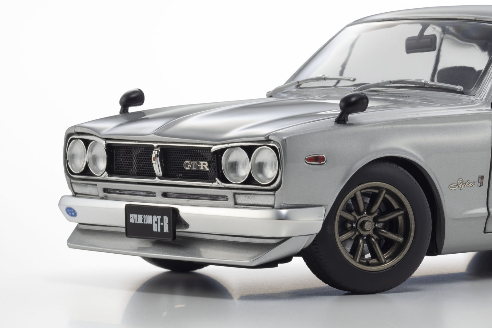 Nissan Skyline 2000 GT-R (KPGC10) DS Modellismo Nissan Skyline 2000 GT-R (KPGC10) scala 1:18 - vista 4